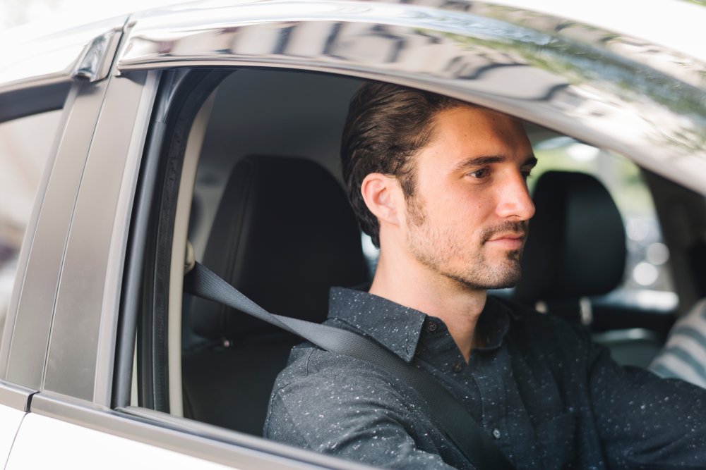 Предоставление автомобиля бизнес-класса для поездки на получение разрешения на работу, медицинского освидетельствования и дактилоскопической регистрации 